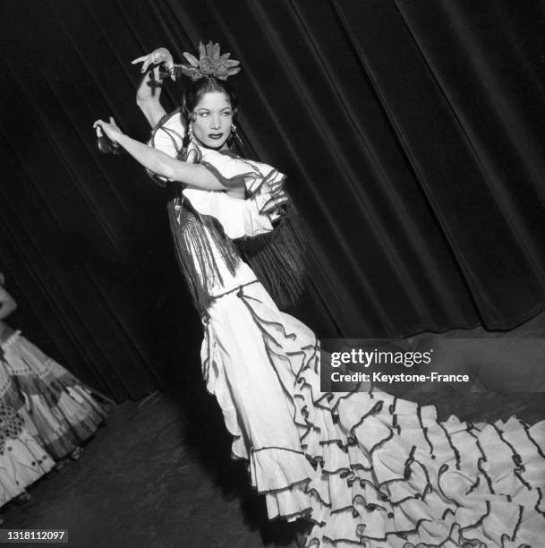 La danseuse de flamenco espagnole Carmen Amaya sur scène à Paris, le 24 novembre 1948.