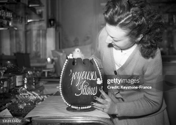 Oeuf de Pâques dans une chocolaterie à Paris, le 13 avril 1949.