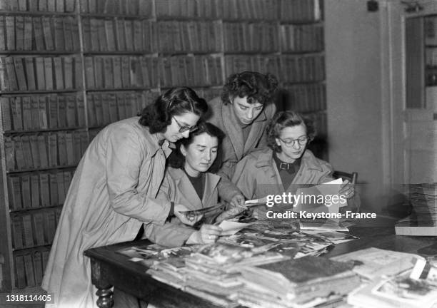 Jeunes femmes cherchant des photo dans les archives de l'agence 'Keystone', le 21 février 1949, à Paris.