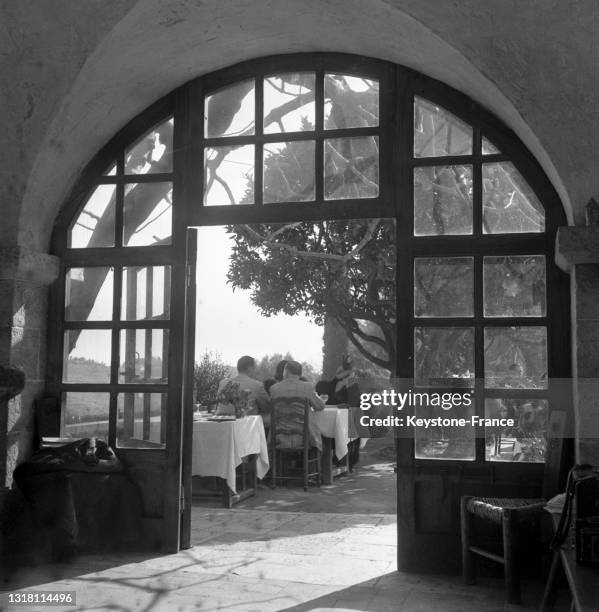 Auberge de la 'Colombe d'Or' à Saint-Paul-de-Vence, en février 1949.