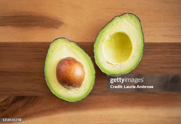 avocado on wooden cutting board - ripe 個照片及圖片檔