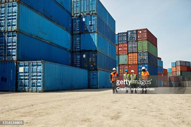 logistikteam geht gemeinsam im binnenhafen - freight transportation stock-fotos und bilder