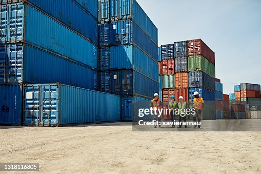 Logistikteam som går tillsammans i Inlandshamnen Logistikteam som går tillsammans i Inlandshamnen