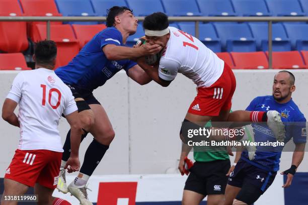 Taichi Takahashi of Toyota Verblitz competes for the ball against Dylan Riley of Panasonic Wild Knights during the Top League Playoff Semi Final...