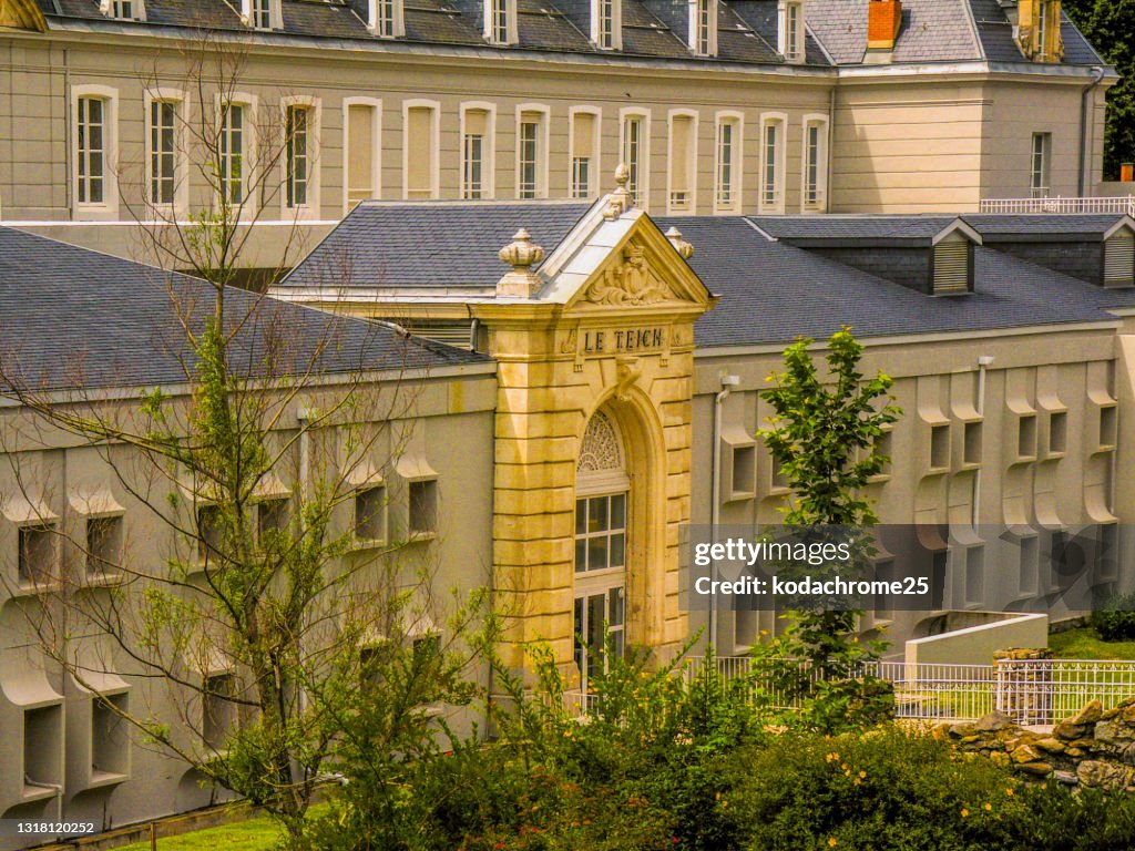 Ax-les-Thermes är en kommun i departementet Ariège i regionen Occitanie i sydvästra Frankrike. En kurort en solig dag på våren. Det finns inga synliga personer på bilden.