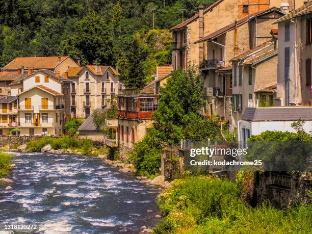 ax-les-thermes ist eine französische gemeinde mit einwohnern (stand ) im département aariége in der region occitanie. ein kurort an einem sonnigen tag im frühling. es sind keine sichtbaren personen auf dem bild zu sehen. - ax les thermes stock-fotos und bilder