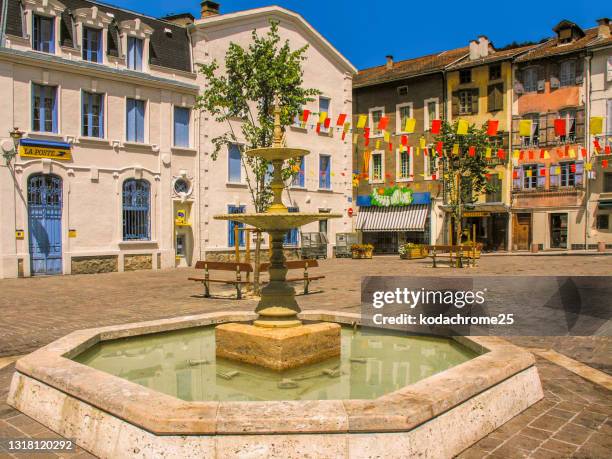 ax-les-thermes ist eine französische gemeinde mit einwohnern (stand ) im département aariége in der region occitanie. ein kurort an einem sonnigen tag im frühling. es sind keine sichtbaren personen auf dem bild zu sehen. - ax les thermes stock-fotos und bilder