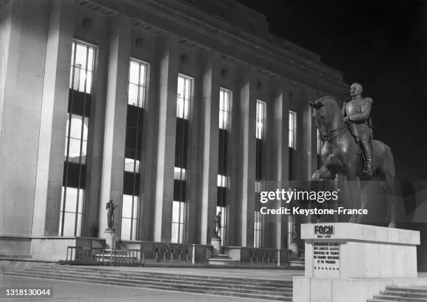 La statue équestre du Maréchal Foch devant le palais de Chaillot à Paris, le 10 décembre 1948.