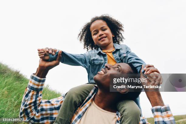 black dad and daughter are having fun. - healthy family stock pictures, royalty-free photos & images