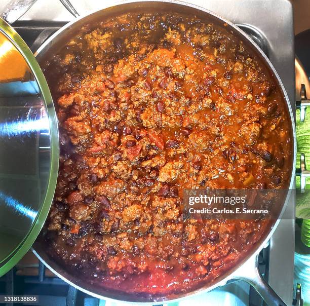 stove top chili con carne - chili con carne stock-fotos und bilder