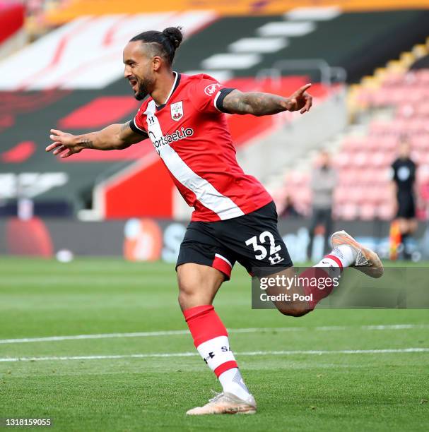 Theo Walcott of Southampton celebrates after scoring their side's third goal during the Premier League match between Southampton and Fulham at St...