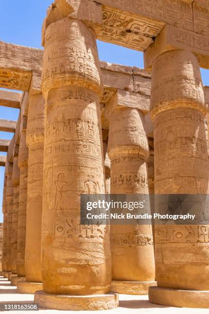 hypostyle hall, karnak temple, luxor, egypt - tempel von karnak stock-fotos und bilder