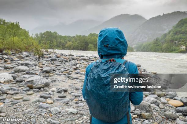 wanderer im regen, schlechte wetterbedingungen - kapuze stock-fotos und bilder