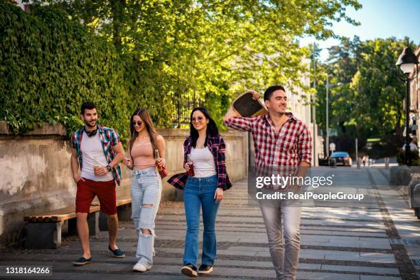 grupo de jóvenes se aloja en la calle en el centro de la ciudad - campus party fotografías e imágenes de stock