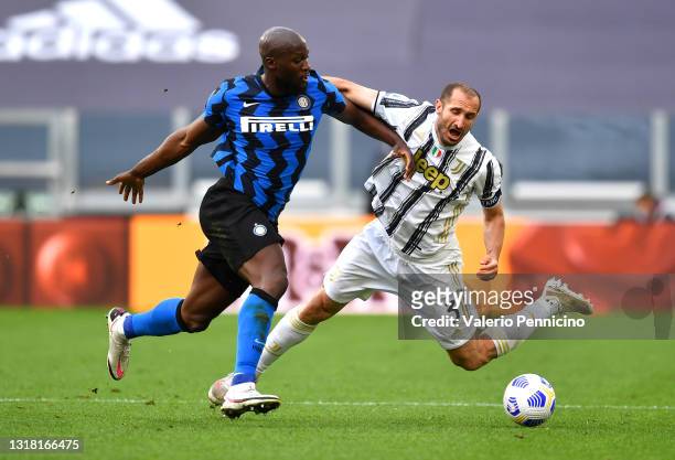 Romelu Lukaku of FC Internazionale is challenged by Giorgio Chiellini of Juventus during the Serie A match between Juventus and FC Internazionale at...