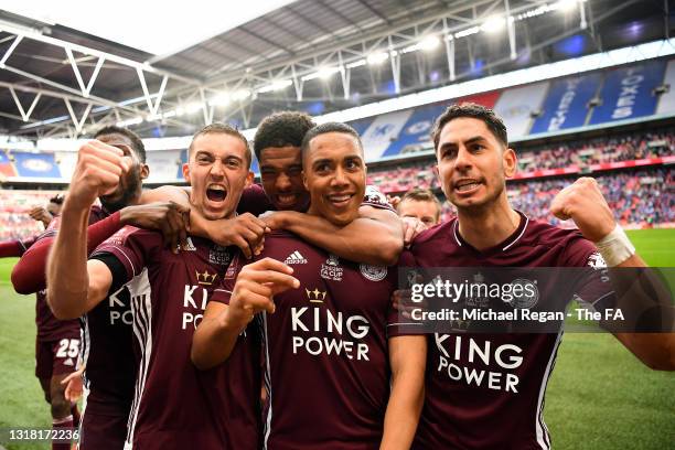 Youri Tielemans of Leicester City celebrates with team mates Ayoze Perez, Wesley Fofana, Timothy Castagne and Kelechi Iheanacho after scoring their...