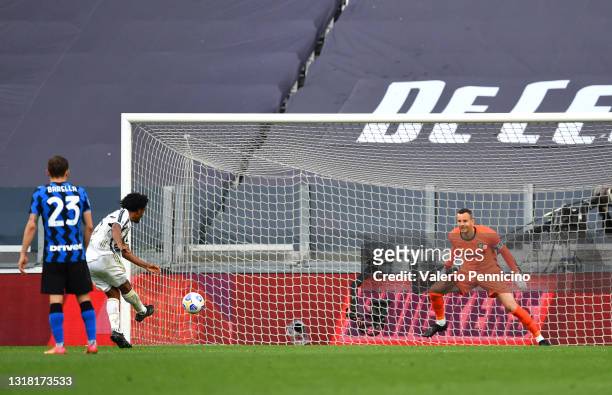 Juan Cuadrado of Juventus scores their side's third goal from the penalty spot past Samir Handanovic of FC Internazionale during the Serie A match...