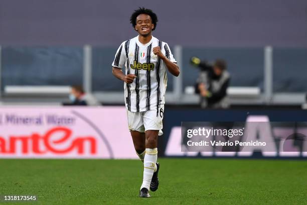 Juan Cuadrado of Juventus celebrates after scoring their side's third goal from the penalty spot during the Serie A match between Juventus and FC...