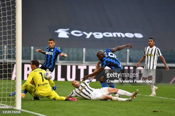 Giorgio Chiellini of Juventus scores an own goal with pressure from Romelu Lukaku of FC Internazionale and the second goal for FC Internazionale...