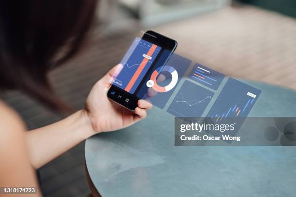 businesswoman analysing finance data on smartphone with virtual reality technology - realidad aumentada fotografías e imágenes de stock