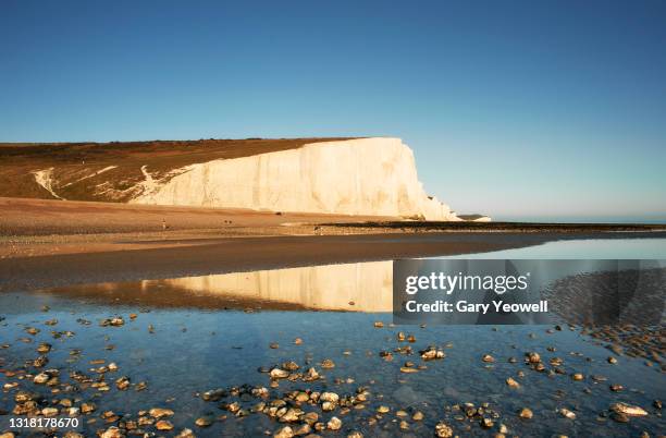 looking out over a beach to beachy head - seven sisters klif stockfoto's en -beelden