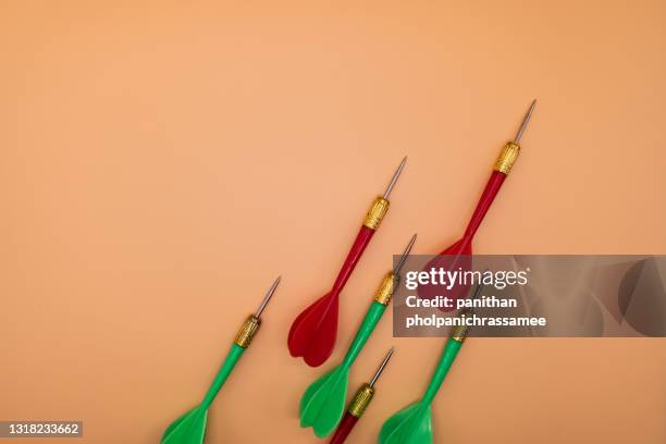 red and green dart arrow in the row. - blank dart board stock pictures, royalty-free photos & images