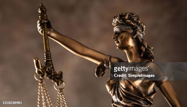 detail of a symbol for law and legal system, justice is blind statue. - gesetzgebung stock-fotos und bilder