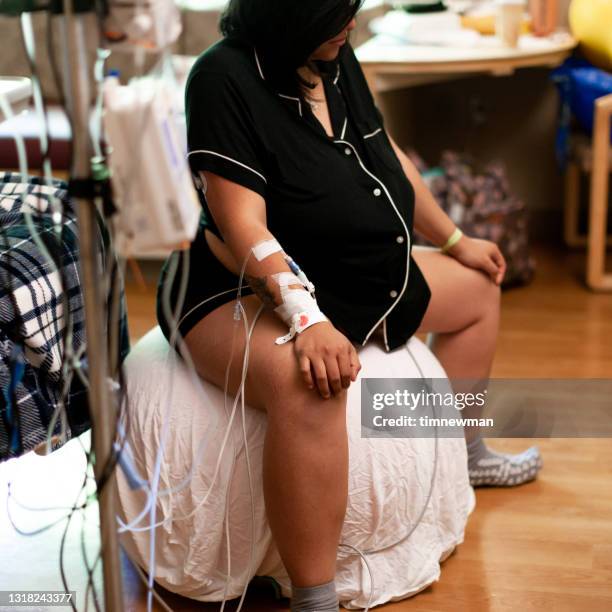 pregnant woman using exercise ball to help induce active labor - delivery room stock pictures, royalty-free photos & images