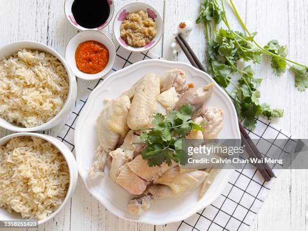 singapore hainanese steamed chicken rice - gar gekocht stock-fotos und bilder