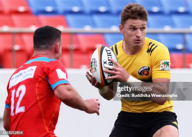 Beauden Barrett of Suntory Sungoliath runs with ball during the Top League Playoff Semi Final between Suntory Sungoliath and Kubota Spears at...