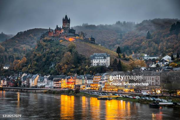 stadtbild von cochem und der mosel in deutschland - schloss stock-fotos und bilder