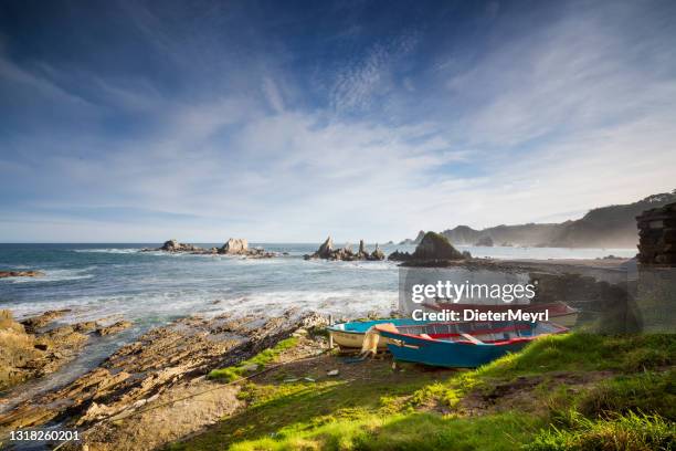 playa de gueirua en asturias, españa - gijón fotografías e imágenes de stock