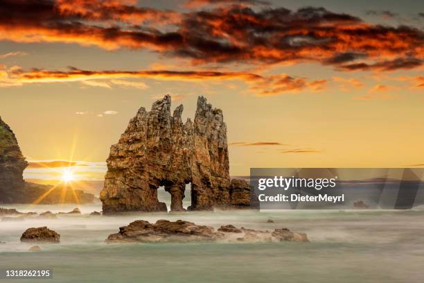 arco di mare sulla costa delle asturie, spagna, golfo di biscaglia - gijon foto e immagini stock