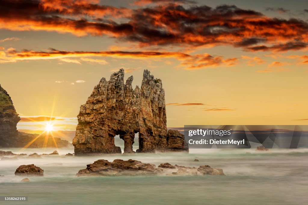 アストゥリアスの海岸線の海のアーチ、 スペイン、ビスケー湾