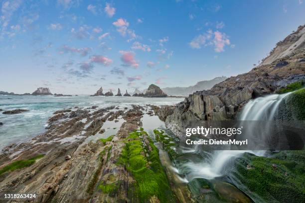 playa de gueirua en asturias, españa - gijón fotografías e imágenes de stock