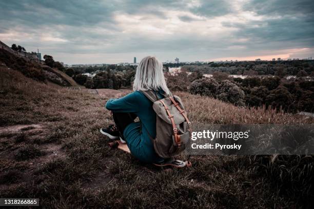 een pauze nemen na een rit - belgrade skyline stockfoto's en -beelden