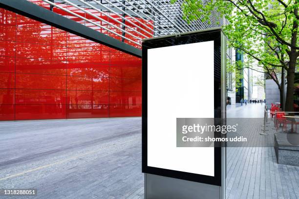 street of london with blank electronic billboard - striscione segnale foto e immagini stock