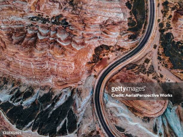 luftaufnahme der landstraße durch danxia landform - gobi desert stock-fotos und bilder