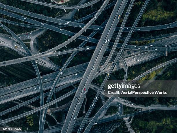 lucht mening van complex viaduct en bezig verkeer - dwarsweg stockfoto's en -beelden