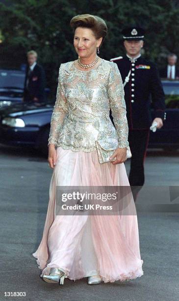 Queen Sonja of Norway arrives for a dinner during a state visit by Britain''s Queen Elizabeth and the Duke of Edinburgh May 31, 2001 in Oslo, Norway.
