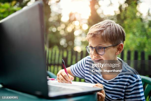 Simple Drawing Kid Using Computer 3,568 Kid At Computer Drawing Stock Photos, High-Res Pictures, and ...