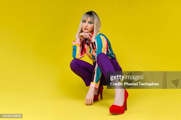 fashionable young woman in colorful outfit - colorful shoes stockfoto's en -beelden