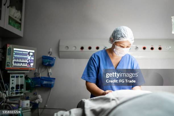 giovane medico che prepara il paziente per l'intervento chirurgico - anesthesia mask foto e immagini stock