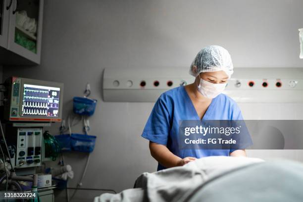 young doctor preparing patient for surgery - plastic surgeon stock pictures, royalty-free photos & images