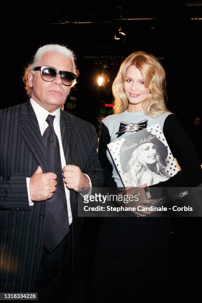 Fashion designer Karl Lagerfeld and Top Model Claudia Schiffer pose during 7/7 TV show on October 15, 1995 in Paris, France.