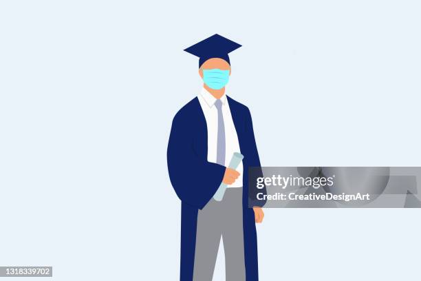 stockillustraties, clipart, cartoons en iconen met jonge gediplomeerde jongen die diploma houdt en beschermend gezichtsmasker draagt toe te schrijven aan covid-19 pandemie - afstudeer toga