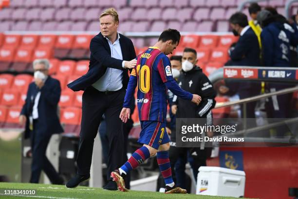 Head coach Ronald Koeman of FC Barcelona comforts Lionel Messi of FC Barcelona as he walks off the pitch at the La Liga Santander match between FC...