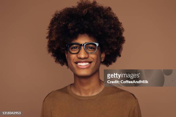 emotionale afrikanische amerikanische mann mit afrikanischen frisur - cultura afro americana stock-fotos und bilder