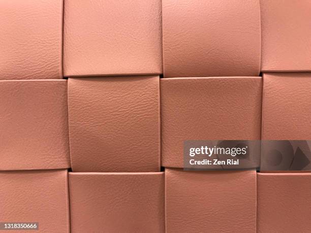 close-up of a woven bag made of mocha (brown) colored synthetic material - sac en cuir photos et images de collection