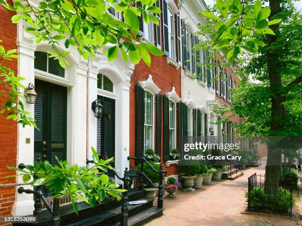 row of brick townhouses - alexandria virginia foto e immagini stock